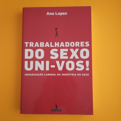 Capa de livro vermelha com título 'Trabalhadores do Sexo Uni-vos!'