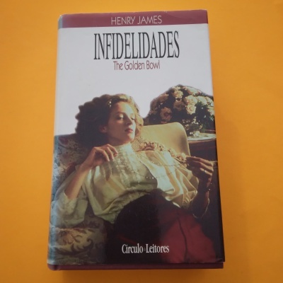 Livro com capa ilustrada, mulher sentada num sofá, título Infidelidades