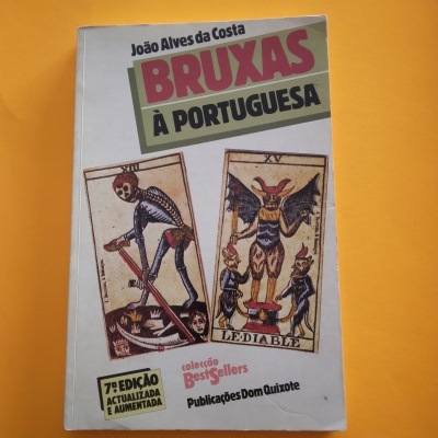 Capa de livro 'BRUXAS À PORTUGUESA' com ilustrações de cartas de tarô