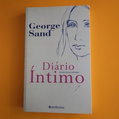 Capa de livro 'Diário Íntimo' de George Sand com ilustração Traço feminino
