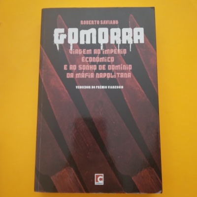 Capa do livro Gomorra de Roberto Saviano sobre máfia napolitana, em fundo amarelo