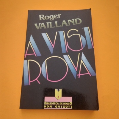 Livro 'A VISI ROVA' de Roger Vailland com selo Biblioteca de Bolso Dom Quixote sobre superfície laranja