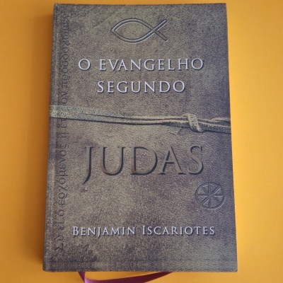 Capa de livro cinza 'O EVANGELHO SEGUNDO JUDAS' de Benjamin Iscariotes
