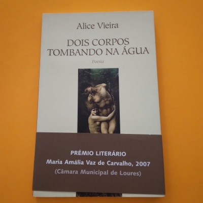 Capa de livro 'DOIS CORPOS TOMBANDO NA ÁGUA' de Alice Vieira com faixa mencionando prêmio literário