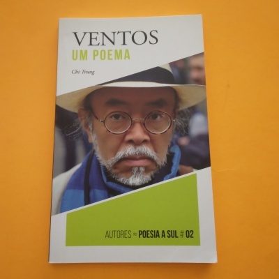 Capa do livro 'VENTOS UM POEMA' com foto de homem de chapéu e óculos
