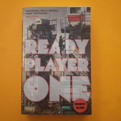 Capa do livro READY PLAYER ONE com ilustração industrial e texto USA TODAY