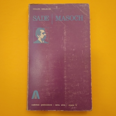 Livro 'SADE | MASOCH' com capa roxa e texto azul
