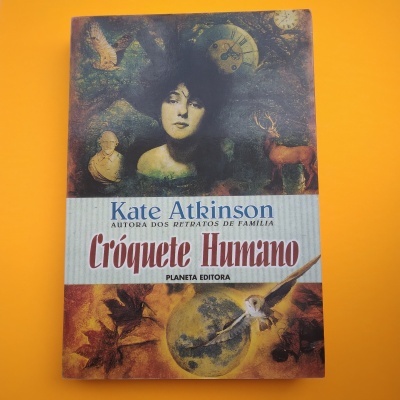 Capa do livro Cróquete Humano de Kate Atkinson com ilustrações de rosto, bússola e animais