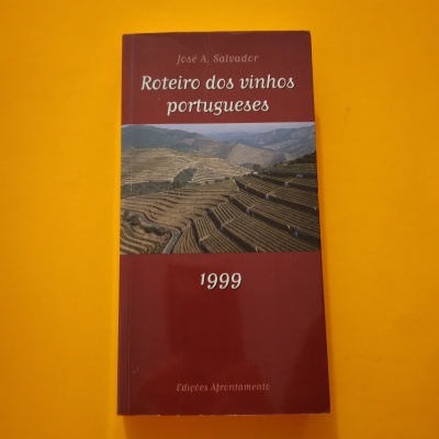 Livro 'Roteiro dos vinhos portugueses' com capa vermelha e foto de vinhas.