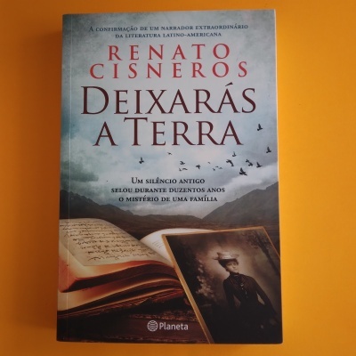 Capa do livro Deixarás a Terra de Renato Cisneros com elementos antigos e texto em português