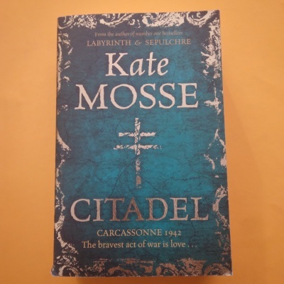 Capa de livro 'Citadel' de Kate Mosse, azul com padrão envelhecido