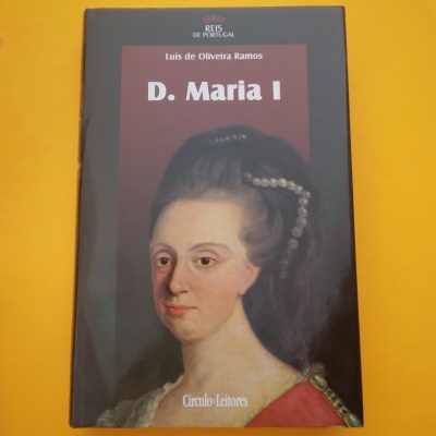 Capa do livro 'D. Maria I' de Luís de Oliveira Ramos com retrato histórico e fundo castanho