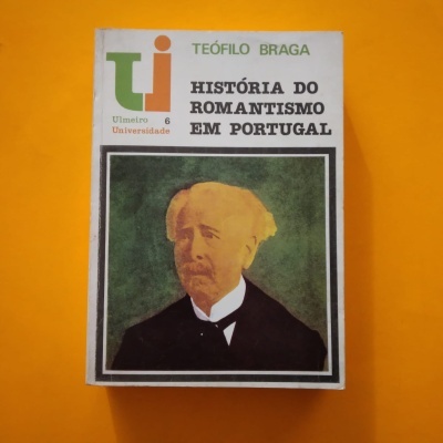 Capa de livro branco com retrato e título em português