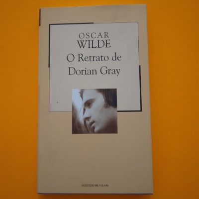 Livro 'O Retrato de Dorian Gray' de Oscar Wilde com capa bege e fotografia a preto e branco