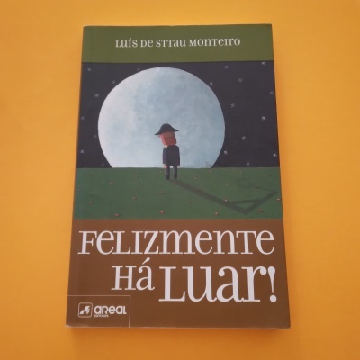 Livro 'FELIZmente HÁ Luar!' com capa ilustrada e fundo amarelo.