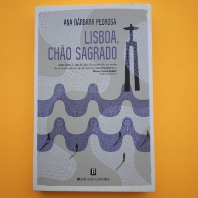 Capa de livro 'LISBOA, CHÃO SAGRADO' de Ana Bárbara Pedrosa com padrão de mosaico cinza e azul