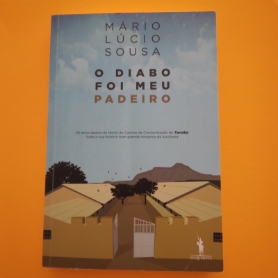 Capa do livro 'O Diabo Foi Meu Padeiro' com ilustração de casas e montanha