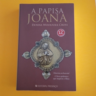 Capa do livro A Papisa Joana com imagem religiosa e texto informativo sobre fundo amarelo