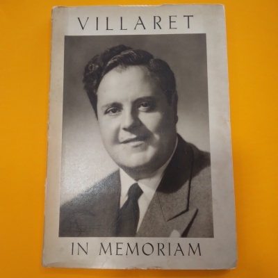 Capa de livro 'VILLARET IN MEMORIAM' com fotografia de homem em fato e gravata.