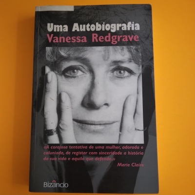Livro 'Uma Autobiografia Vanessa Redgrave' com rosto de mulher em preto e branco na capa
