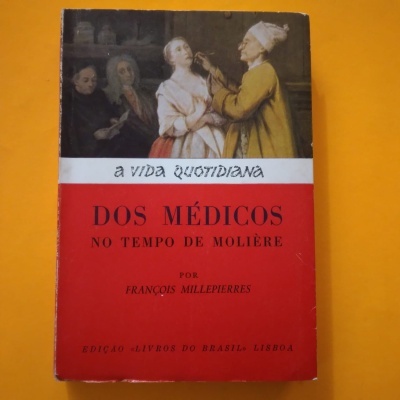 Livro antigo sobre médicos na época de Molière com capa vermelha, branca e imagem de pintura