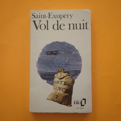 Capa de livro 'Vol de nuit' de Saint-Exupéry com imagem de saco de correio e avião
