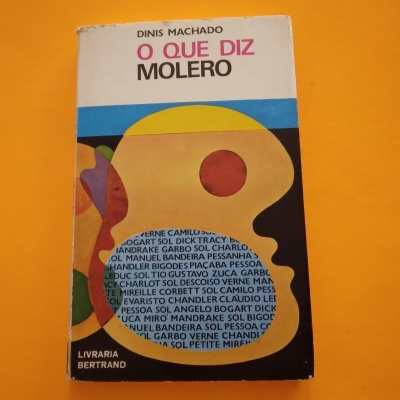 Capa de livro com título 'O QUE DIZ MOLERO' e design colorido abstrato em fundo branco e azul.
