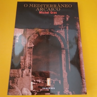 Capa de livro 'O MEDITERRÂNEO ARCAICO' de Michel Gras com ruínas e fundo preto.