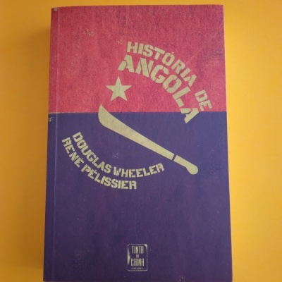 Capa de livro História de Angola em vermelho e azul escuro com textos e ilustração