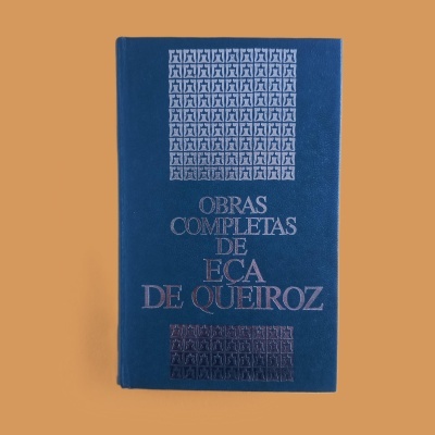 Livro capa dura azul com texto prateado
