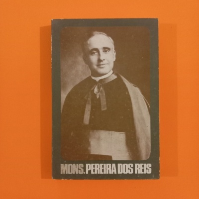 Capa de livro com fotografia a preto e branco de homem em batina e texto MONS. PEREIRA DOS REIS