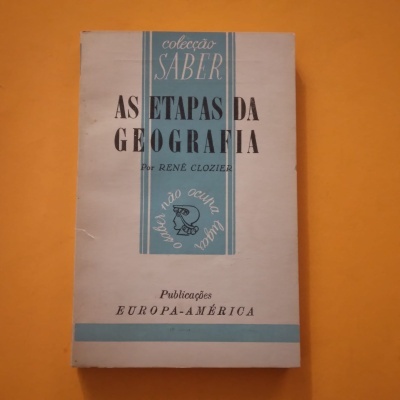 Livro 'As Etapas da Geografia' com capa branca e azul sobre fundo laranja