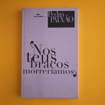 Livro lilás com título e autor em preto sobre fundo amarelo