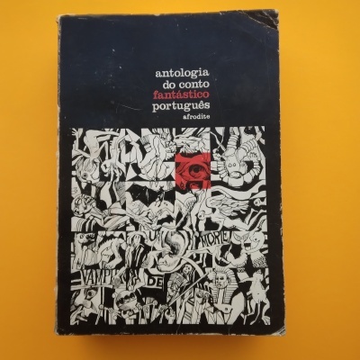 Capa de livro preto com texto e ilustrações em preto e branco e detalhe vermelho