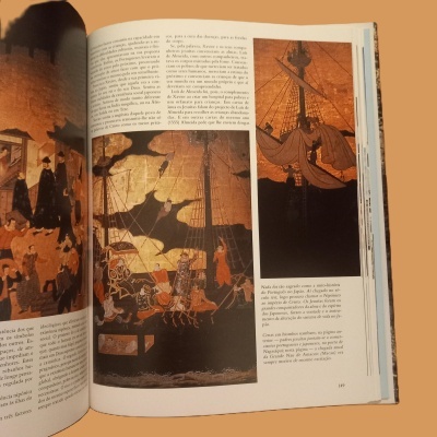 Livro aberto mostrando texto em português e ilustrações históricas com navio e pessoas em tons castanho e laranja