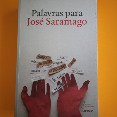 Capa de livro Palavras para José Saramago com ilustração de mãos e palavras recortadas