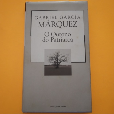 Capa de livro 'O Outono do Patriarca' com imagem de árvore sem folhas