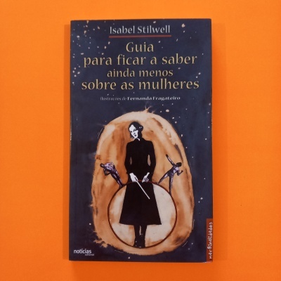 Capa de livro azul escura com ilustração de mulher e texto em português.