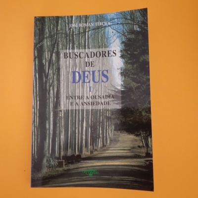 Capa de livro 'Buscadores de Deus' com imagem de estrada e árvores