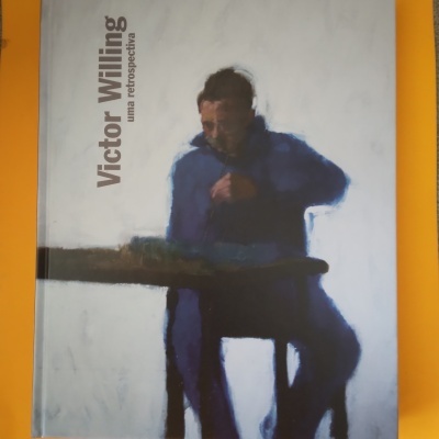 Capa de livro com pintura de figura sentada, texto vertical Victor Willing uma retrospective