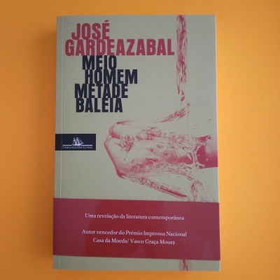 Livro 'Meio Homem Metade Baleia' de José Gardeazabal com capa cinza, vermelho e figura humana estilizada