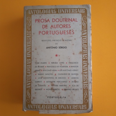 Livro antigo 'Prosa Doutrinal de Autores Portugueses' sobre fundo laranja