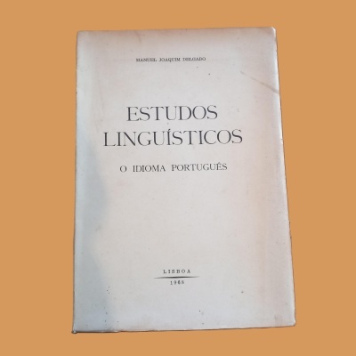 Livro branco com texto preto Estudos Linguísticos O Idioma Português e autor Manuel Joaquim Delgado, Lisboa 1968