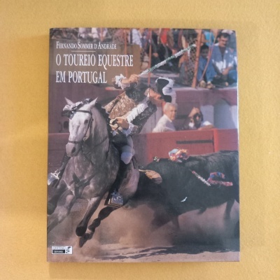 Capa de livro 'O TOUREIO EQUESTRE EM PORTUGAL' com imagem de tourada e fundo amarelo