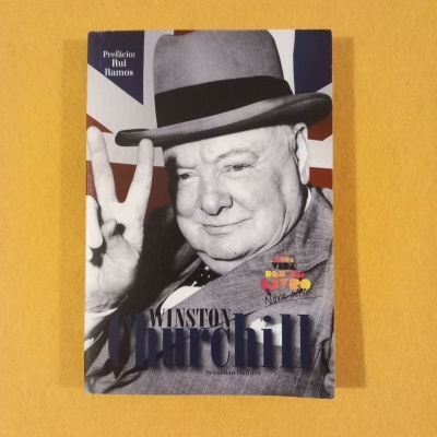 Capa do livro Winston Churchill com imagem em preto e branco e fundo da bandeira britânica.