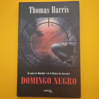 Capa do livro 'Domingo Negro' de Thomas Harris com dirigível e alvo circular.