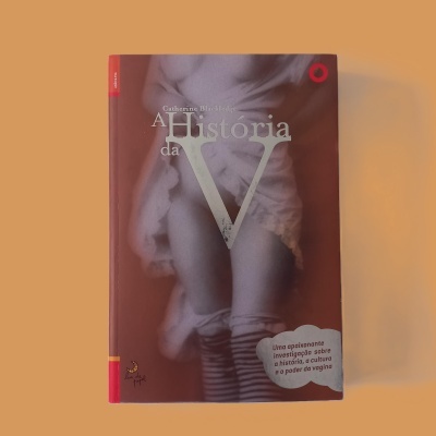 Capa de livro A História da V com texto e imagem de pernas com meias riscas