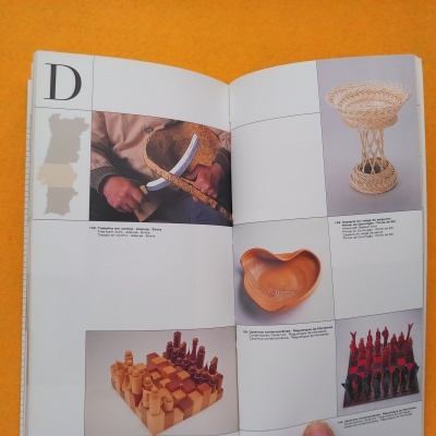 Página de catálogo mostrando produtos artesanais diversos em madeira, corda e metal