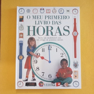 Capa de livro infantil branco com relógios e duas crianças em fundo amarelo