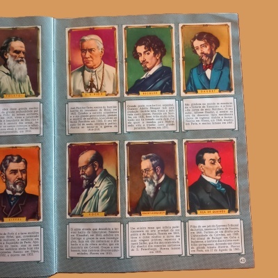 Páginas de álbum com retratos coloridos e biografias de figuras históricas famosas.